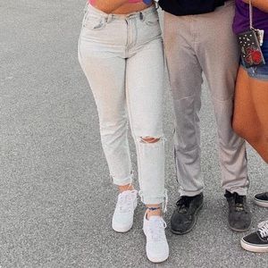 American Eagle Mom Jean! LIGHT WASH! LOW PRICE!